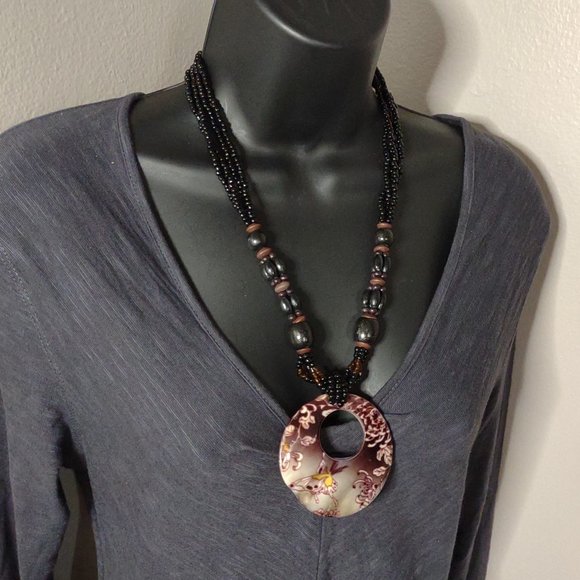 Large Shell And Bead Necklace 23 Inches Long - Picture 1 of 10